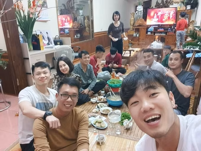 Gia đình Xuân Trường sum vầy trong bữa cơm.