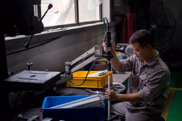 Một công nhân của Fitek đang làm việc. (Ảnh: New York Times)