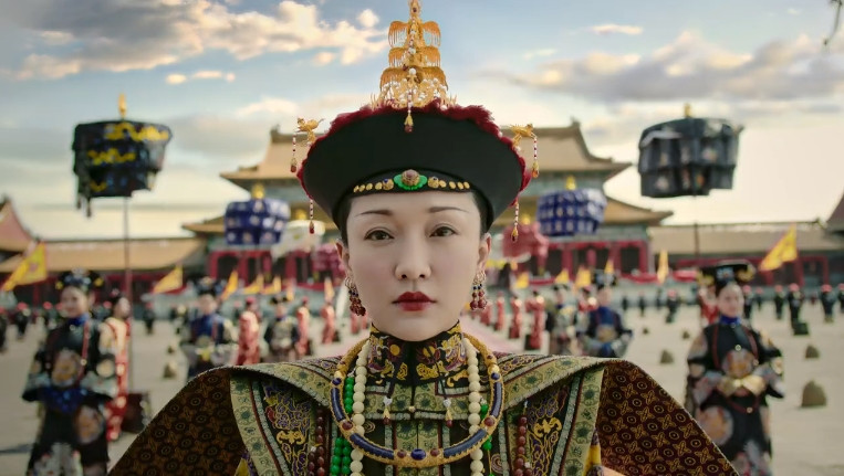 Hoàng hậu tiến vào chính điện trong sự chúc phúc của đông đảo quần thần.