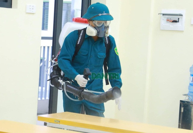 Nhiều trường học trên địa bàn Hà Nội phun khử khuẩn lần 3 đề phòng dịch bệnh Covid-19.