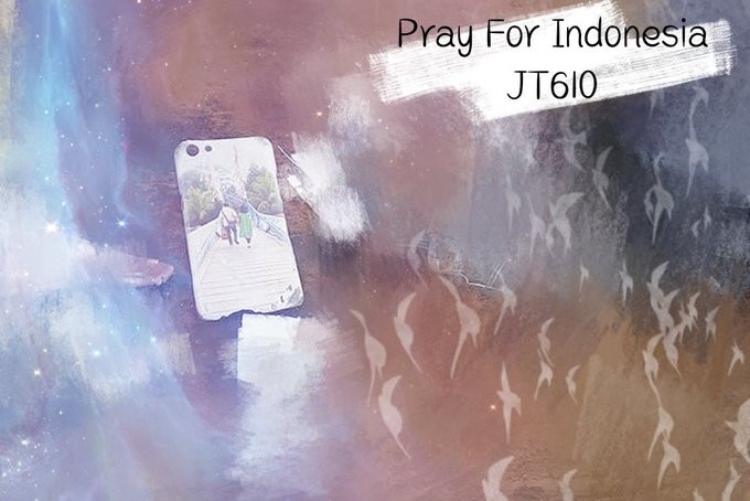 Các tàu tìm kiếm cứu hộ của Indonesia đã tìm thấy điện thoại di động bị vỡ, sách, túi, thẻ căn cước, quần áo và một số mảnh vỡ từ máy bay của Lion Air. Trong ảnh, một chiếc ốp điện thoại có in hình cặp đôi nắm tay nhau được tìm thấy ở hiện trường.