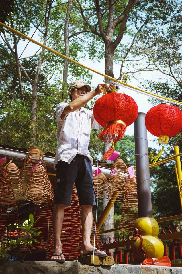 Trang hoàng lại ngõ nhỏ.