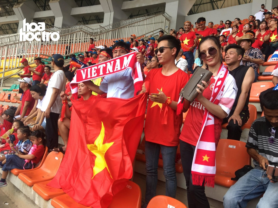 Rất nhiều CĐV Việt Nam đã có mặt tại Sân Pakan Sari để cổ vũ cho tuyển nước nhà.