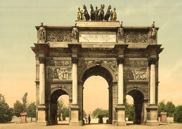 Khải Hoàn Môn ở Paris, Pháp. Bên cạnh tháp Eiffel thì Khải Hoàn Môn chính là công trình nổi tiếng hàng đầu ở thành phố của tình yêu và ánh sáng.