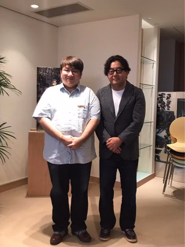 Giám đốc công ty Big Hit và nhà sản xuất Yasushi Akimoto.