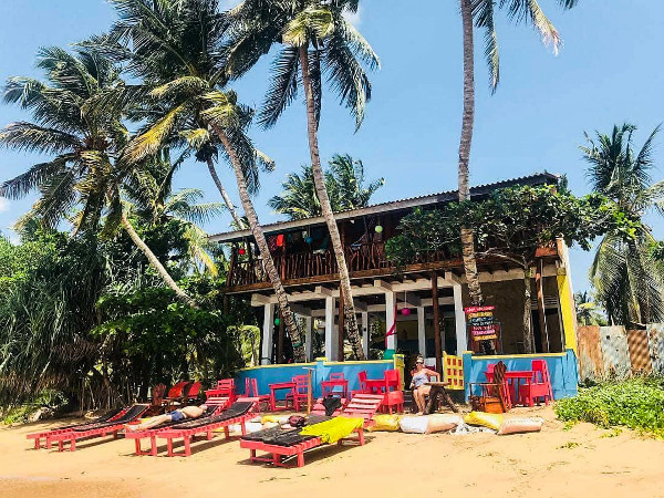 Khách sạn chuyển nhượng được cặp đôi đặt tên là Lucky Beach Tangalle.
