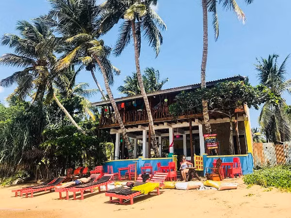 Khách sạn chuyển nhượng được cặp đôi đặt tên là Lucky Beach Tangalle.