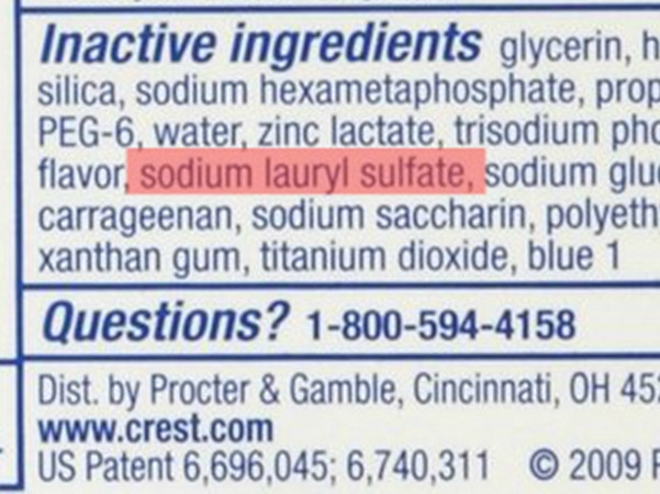 SLS – chất tạo bọt trong kem đánh răng.