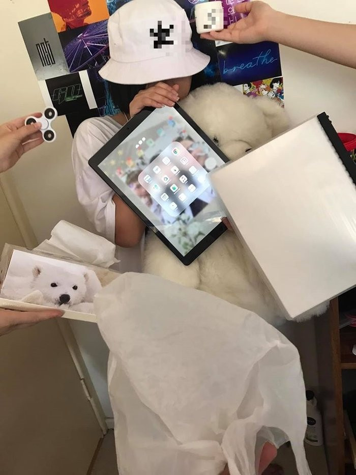 Hay màu trắng tinh khôi.