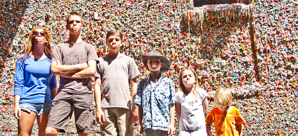 Nhà nhà đều ghé vào &quot;Gum Wall&quot; để chụp hình &quot;sống ảo&quot;. (Ảnh: Internet)