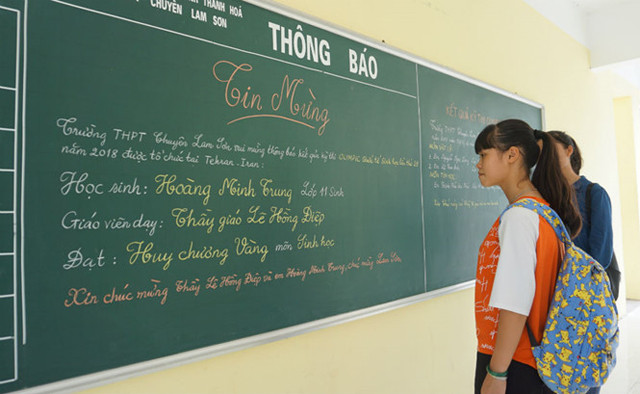 Thành tích của Hoàng Minh Trung được thông báo trên bảng tin của Trường THPT chuyên Lam Sơn.