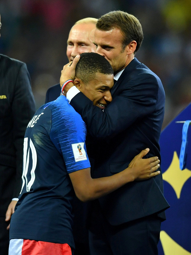 Ông hôn lên trán các cầu thủ của đội tuyển Pháp như Kylian Mbappe và Antoine Griezmann. (Ảnh: Reuters)
