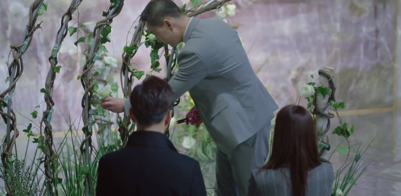 Lăng Lăng Thất phát hiện ra sản phẩm của Bách Hải có người làm thay.