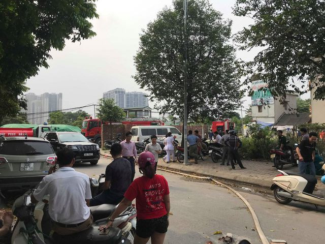 Nhiều xe cứu thương túc trực bên ngoài hiện trường.