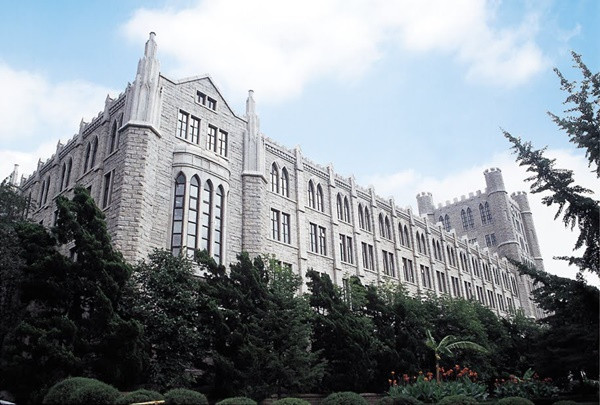 Đại học Kyung Hee đang giữ ngôi vị trường Đại học đẹp nhất tại Seoul.