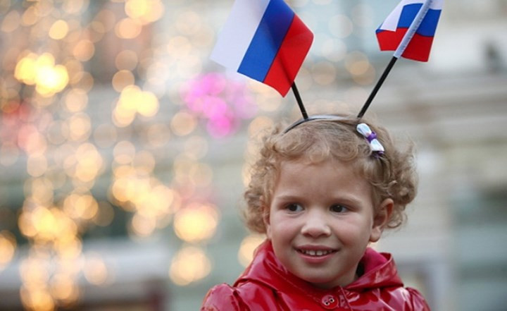 Cháu bé đáng yêu với hai lá quốc kỳ Nga trên đầu, trông như hai cặp sừng.