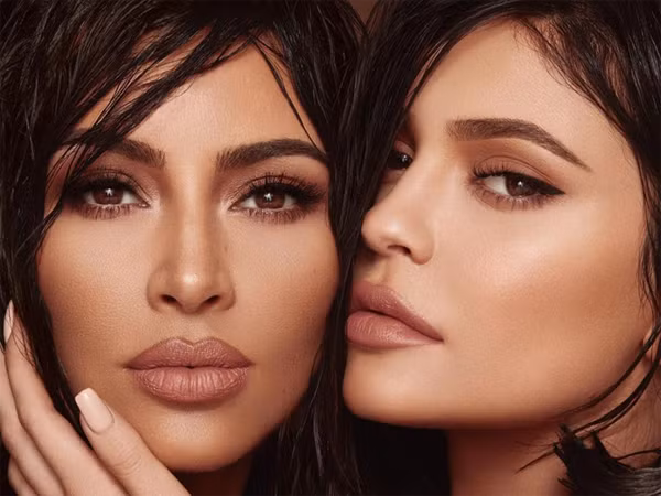 Kylie Jenner kết hợp cùng Kim Kardashian West tung bộ sưu tập son môi đẹp lung linh ảnh 3