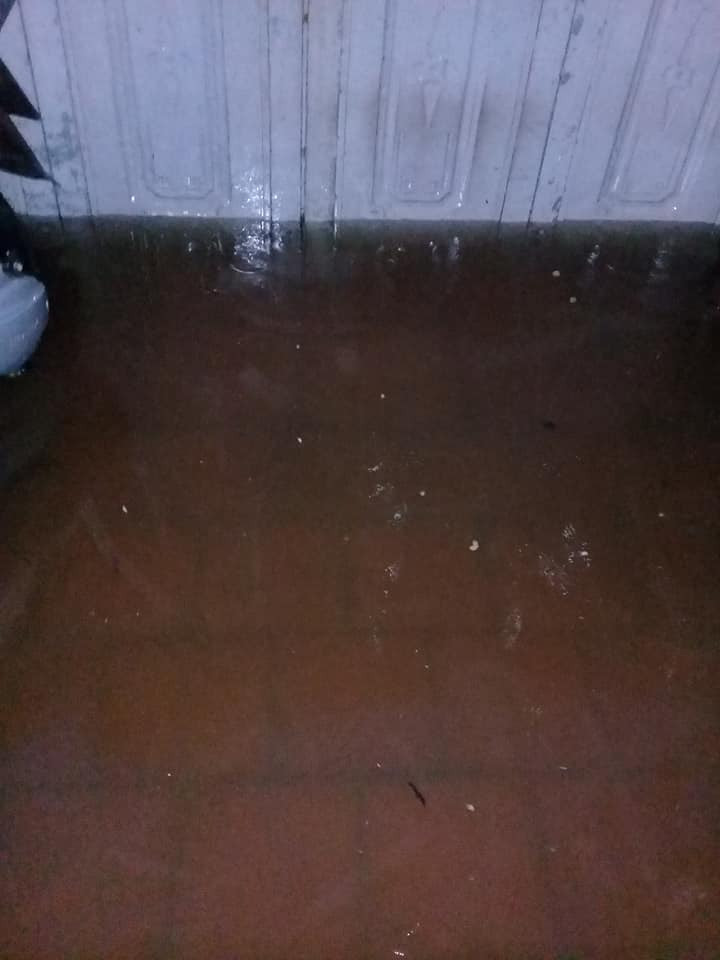 Hình ảnh tại một nhà dân ở quận Hoàng Mai, nước ngập tràn cả vào trong phòng. (Ảnh: FB Phương Liên)