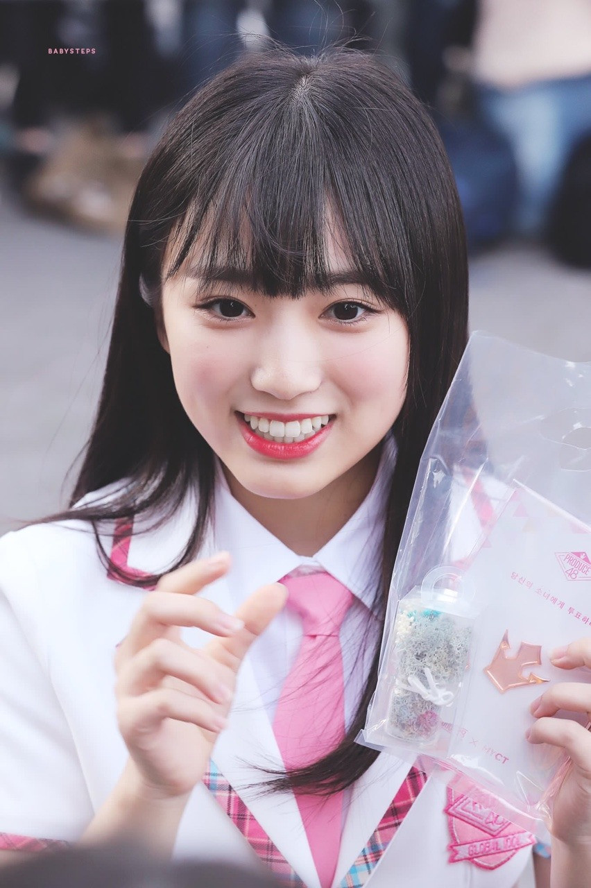 Yabuki Nako có vẻ đẹp dễ thương, trong trẻo.