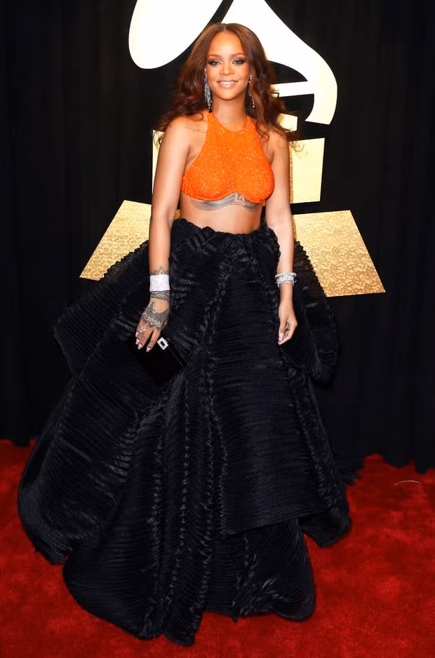 Lướt thảm đỏ Grammy 2017, ngắm những bộ váy đẹp từ các ngôi sao quen thuộc ảnh 1