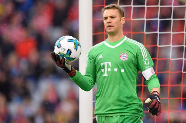 Bayern Munich chỉ mất 19 triệu bảng để có được tượng đài trong khung gỗ, đó là Manuel Neuer, người được đánh giá là xuất sắc không kém gì Olivier Kahn. Trong nhiều năm qua, Neuer luôn là chốt chặn quá tin cậy ở Bayern Munich cũng như đội tuyển Đức. Anh không chỉ phản xạ xuất thần mà có khả năng phán đoán tình huống cực tốt. Những tình huống dâng cao phá bóng là 