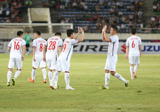 Đồng đội chia vui với Quang Hải sau bàn thắng nâng tỷ số lên 3-0.