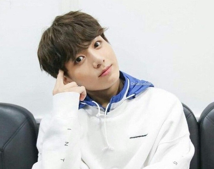 Fangirl chỉ còn biết đổ gục trước thói quen đáng yêu này của Jungkook (BTS) ảnh 2 Fangirl chỉ còn biết đổ gục trước thói quen đáng yêu này của Jungkook (BTS) ảnh 2