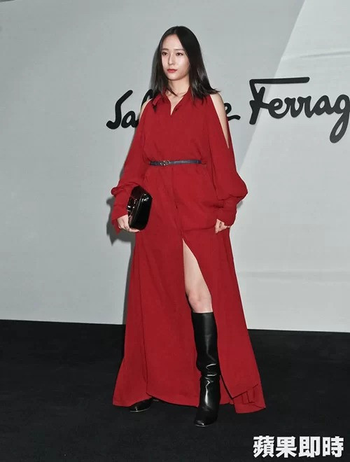 Kể từ khi tăng cân, Krystal không còn giữ vững phong độ mặc đẹp. Trong lần tham dự Milan Fashion Week năm ngoái, nữ idol diện bộ váy maxi xẻ tà tương tự, tuy nhiên cũng không được đánh giá cao vì khá sến sẩm, nặng nề.