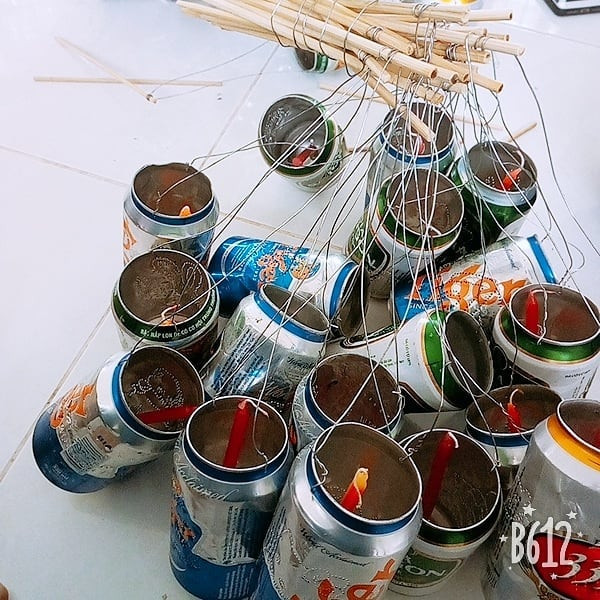 Thay vì rước chổi, lớp học này có hẳn đèn lồng handmade "xịn" đây. (Ảnh: @ntkn25)