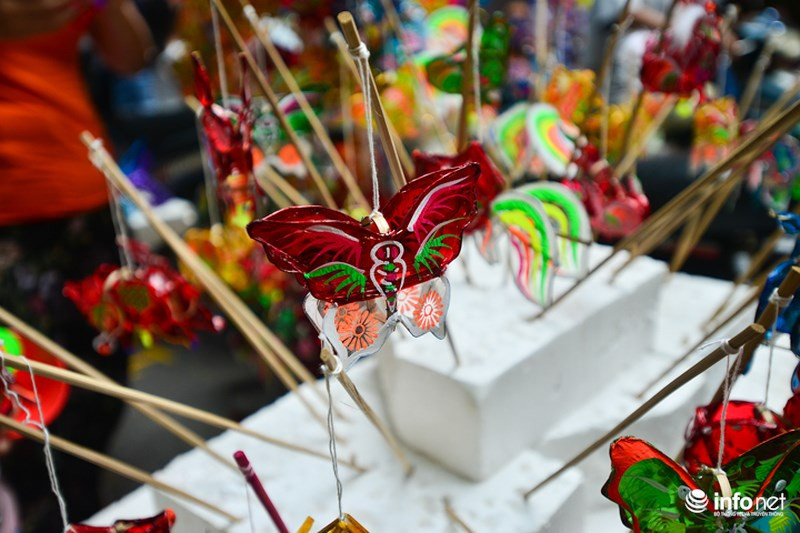 Đèn có 2 loại, một loại không có bộ chiếu sáng, một loại đầy đủ bộ chiếu sáng bằng đèn và pin tiểu. Người mua tùy theo nhu cầu để lựa chọn.