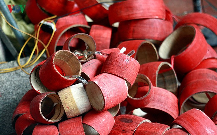 Ảnh: Các khung trống được sơn, phơi trước khi bọc mặt bằng da trâu.