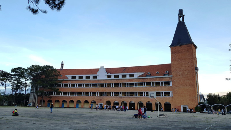 Trước đó, Cao đẳng Sư phạm Đà Lạt cũng phát đi thông báo ngưng đón khách đến tham quan.