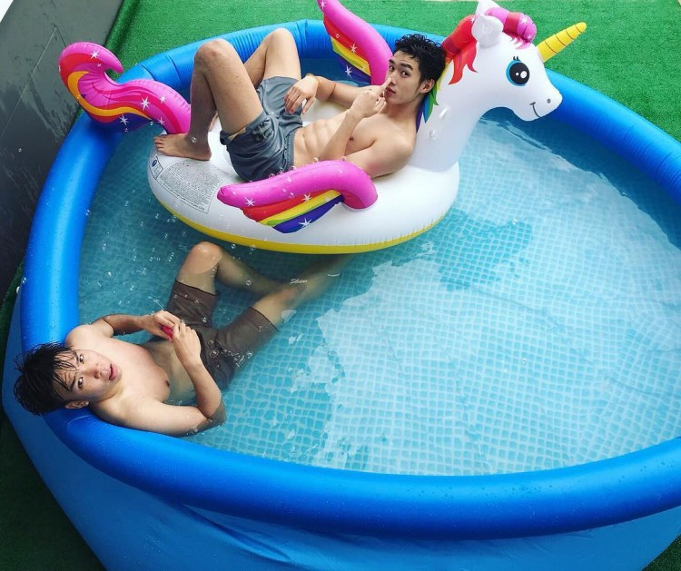 Cử chỉ không kém phần nhí nhố.