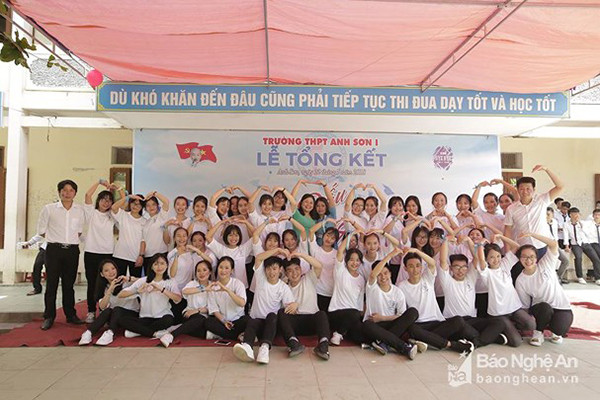 Lớp 12D1 với 13 điểm trên 9.