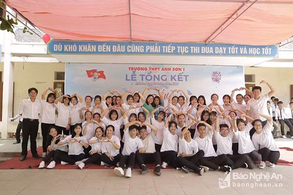 Lớp 12D1 với 13 điểm trên 9.