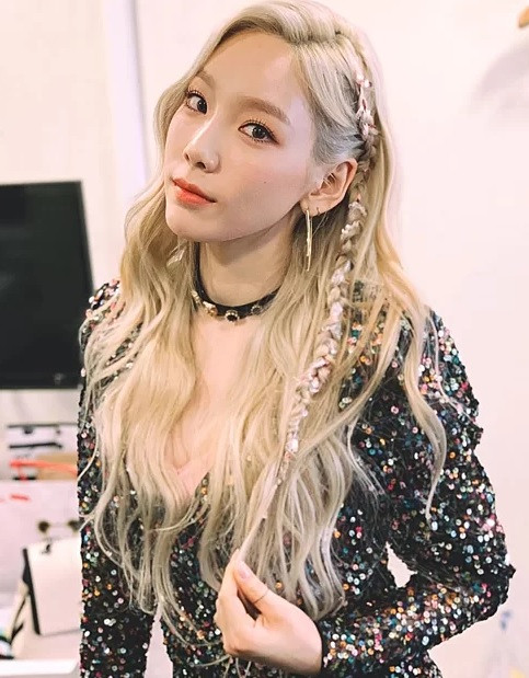 Taeyeon (SNSD) cũng điểm xuyết cho mái tóc bằng dây ruy băng giúp vẻ ngoài thêm cá tính.