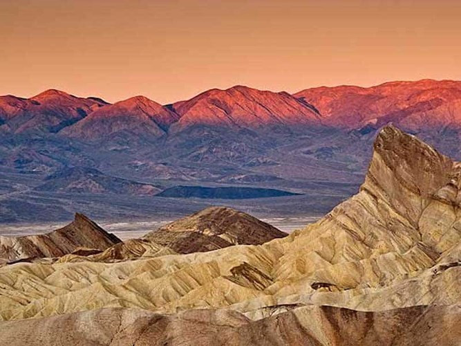 Tirat Zvi, Israel. Tirat Zvi là một thung lũng ở Israel, phía tây biên giới Israel - Jordan. Nhiệt độ trung bình ở đây là 117 độ F (47,2 độ C), nhiệt độ kỷ lục từng đạt tới 129 độ F (53,8 độ C).