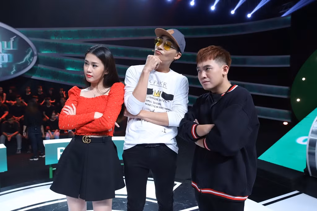 Tập đầu tiên còn có sự góp mặt của những gương mặt từng "làm mưa làm gió" tại Nhanh Như Chớp mùa 1: Phở và Ngọc Thảo.