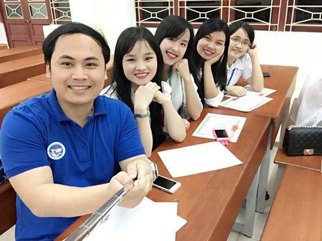 Thầy Phương rất gần gũi với học trò nên rất được học trò yêu mến.