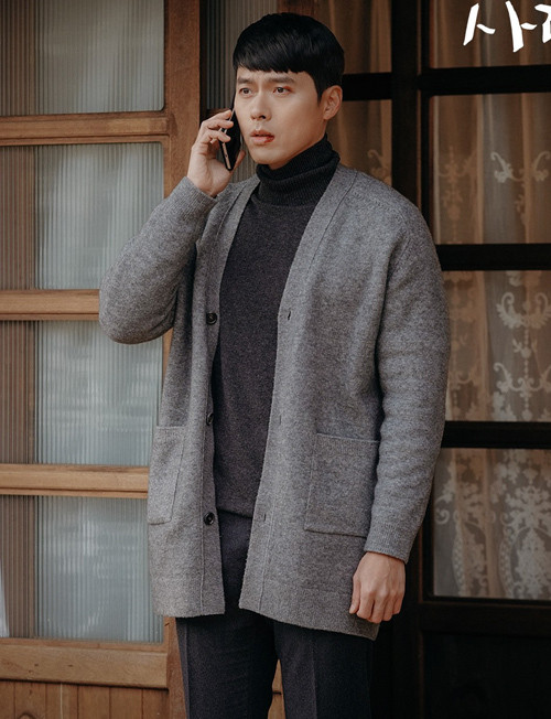 Nhiều khán giả nhận ra, vẻ nam tính của chàng quân nhân Ri Jung Hyuk một phần do style ăn mặc của anh mang lại. Từ đầu đến cuối phim, 