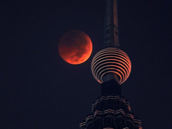 Hình ảnh nguyệt thực được chụp hồi rạng sáng nay tại tòa tháp đôi Petronas ở Malaysia (Ảnh: AP)