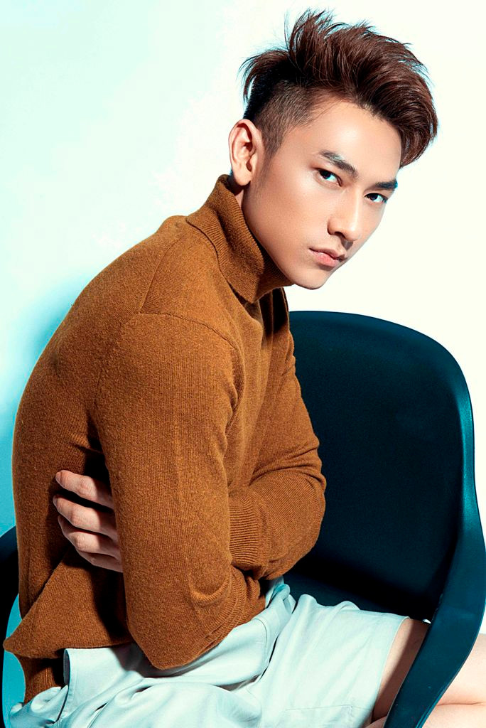 Sự lạnh lùng phảng phất với đôi mắt sâu tạo nên thần thái đặc biệt cho Isaac.