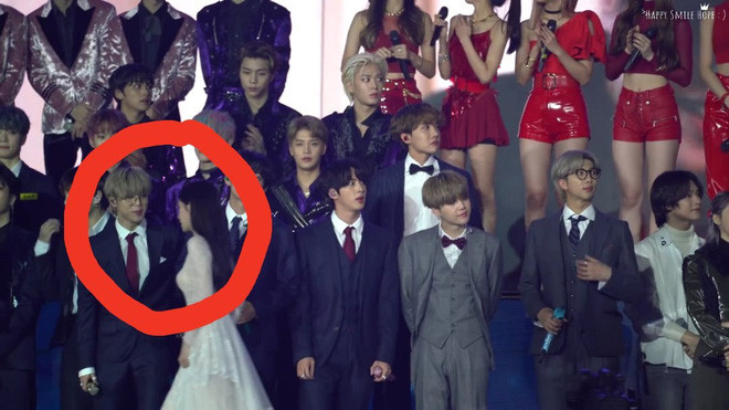 Dù Irene đứng ở phía bên phải hay bên trái, hay đi ngang qua Jimin thì rõ ràng mọi sự tập trung chú ý của anh chàng chỉ dồn vào mình cô nàng trưởng nhóm Red Velvet mà thôi.