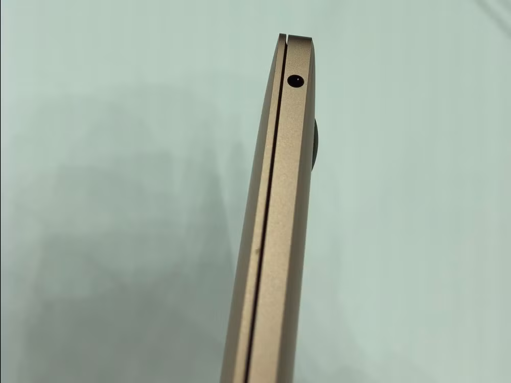 Còn phía bên cạnh phải máy là jack headphone 3.5mm.