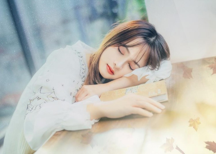 Hình ảnh “ngủ gật” bên cuốn sách của Huỳnh Phương Anh thu hút hàng ngàn lượt nhận xét, tương tác và chia sẻ