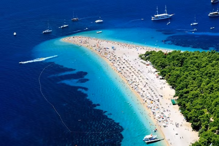 Bãi biển Zlatni Rat.