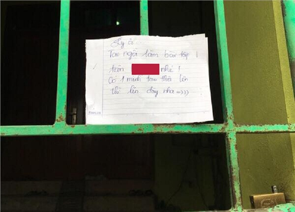 Có lần Thục Anh muốn đổi địa điểm học nhóm nhưng vì bạn không dùng điện thoại nên đành viết giấy dán lên cửa như thời xưa.