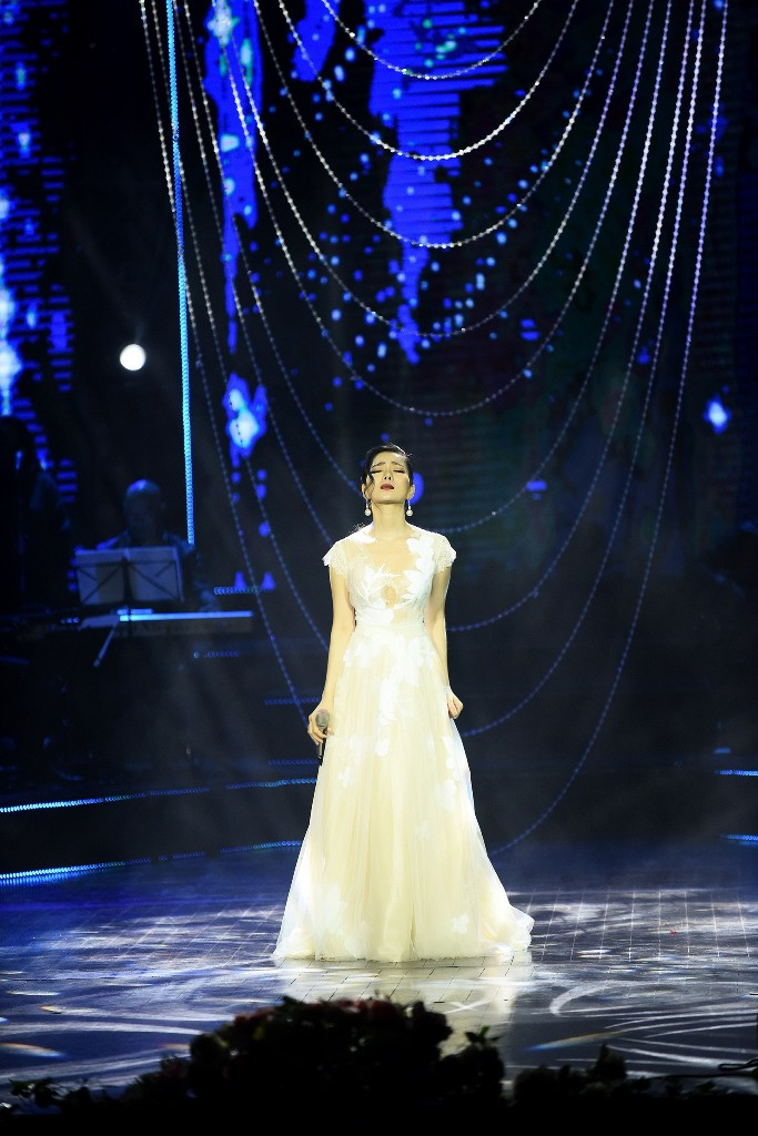 Lệ Quyên không kìm được nước mắt khi thể hiện bài hát Tình khôn nguôi của nhạc sĩ Nguyễn Minh Cường.