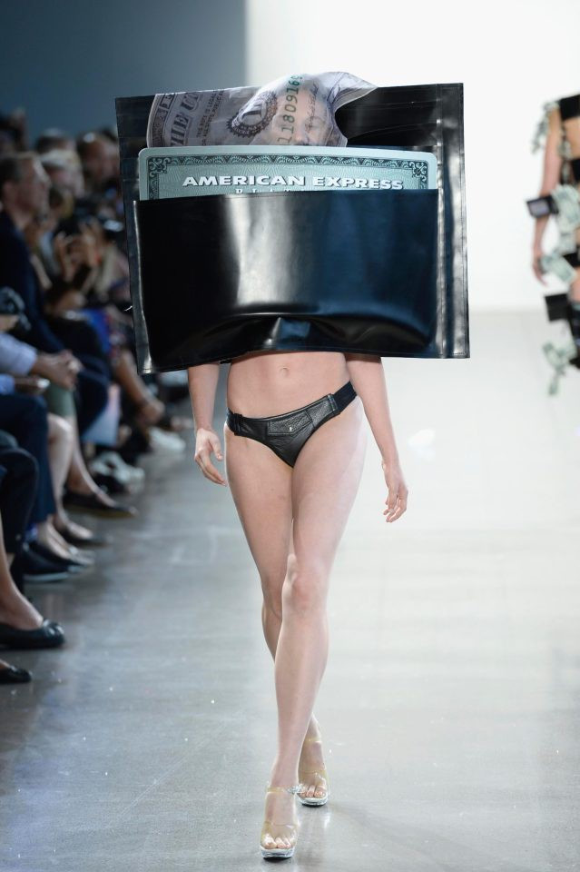 Một chiếc áo? Có thể tin rằng thiết kế này ít nhất giúp người mặc tránh mưa nắng khá tốt.