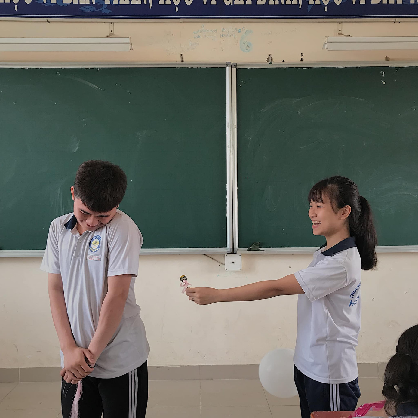 Quà nè, nhận đi, không nhận... coi chừng á nha!